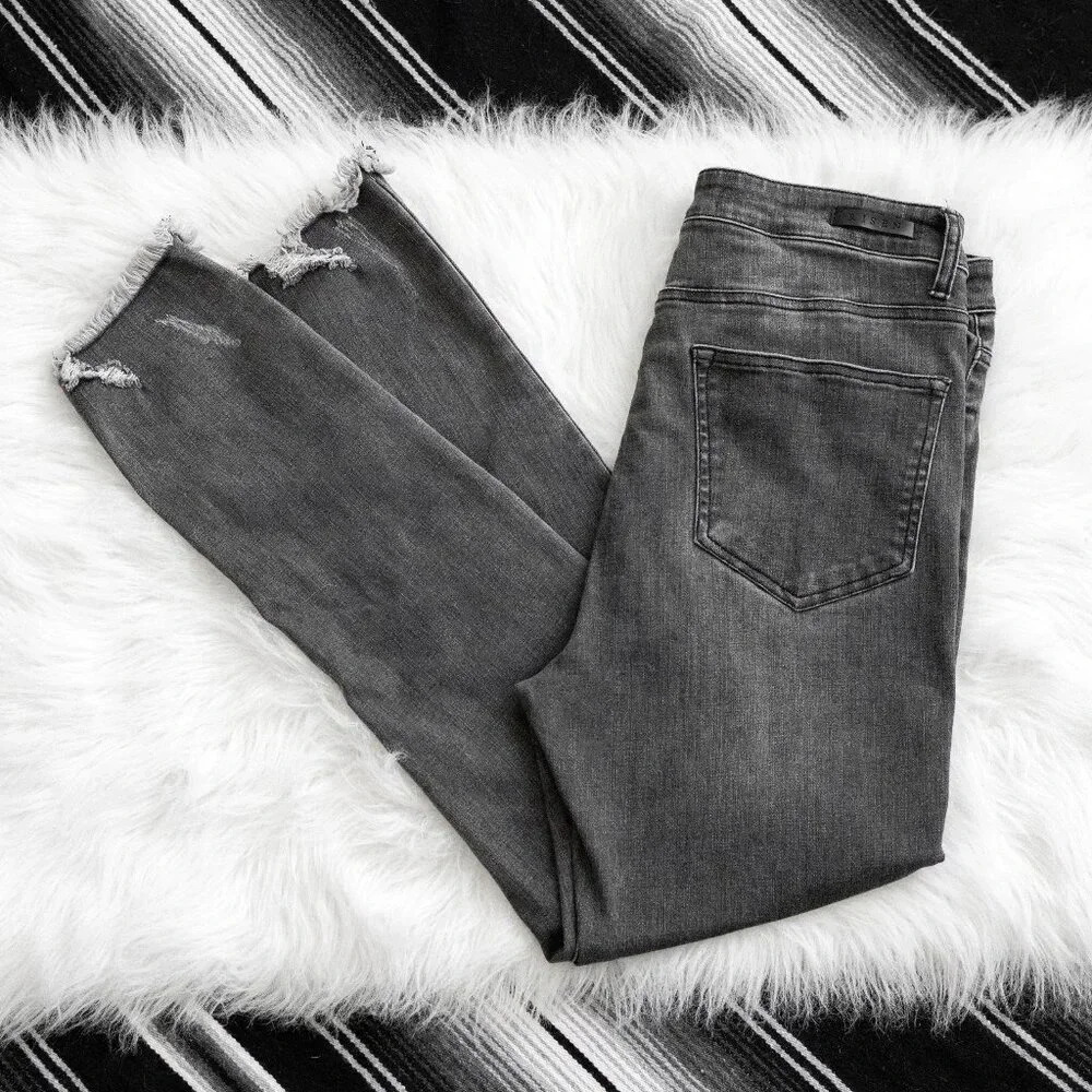 RISEN JEANS SZ 11/30 CHARCOAL GRAY CROPPED SKINNY RAW HEM FRINGED DENIM